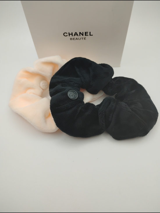 CHANEL Accessories - CHANEL Two-Tone Velvet Scrunchie Set - Black & Cream